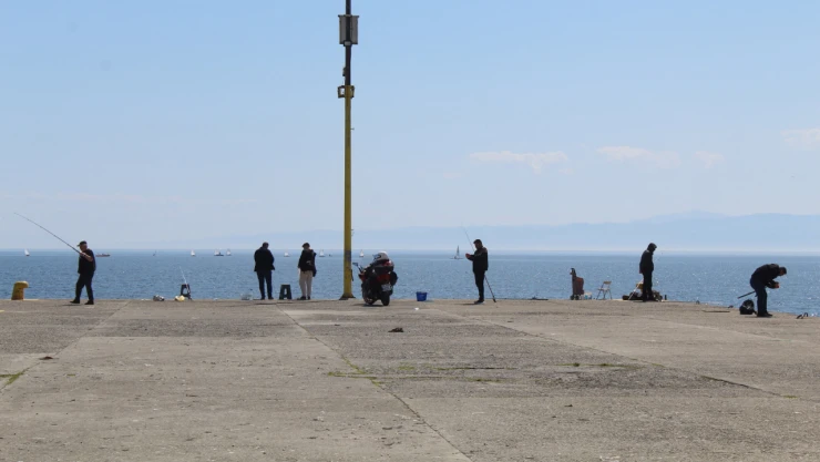 Güneşli havanın tadını sahilde çıkardılar