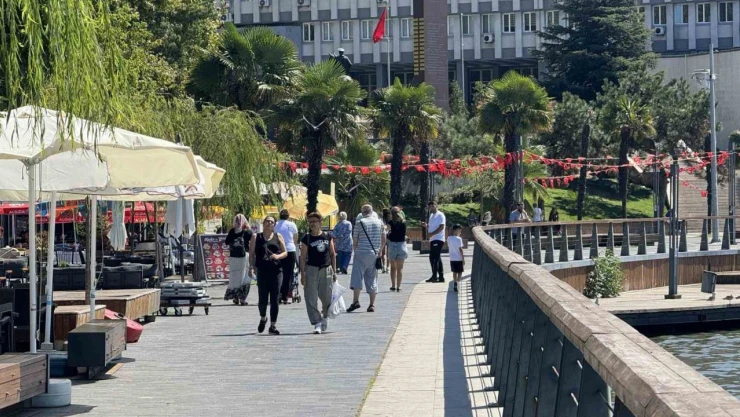 Güzel Havayı Gören Sahile Koştu