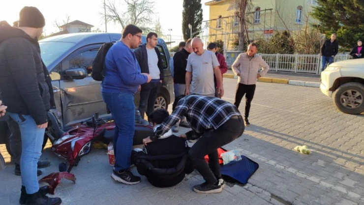 Hafif Ticari Araç İle Motosiklet Çarpıştı