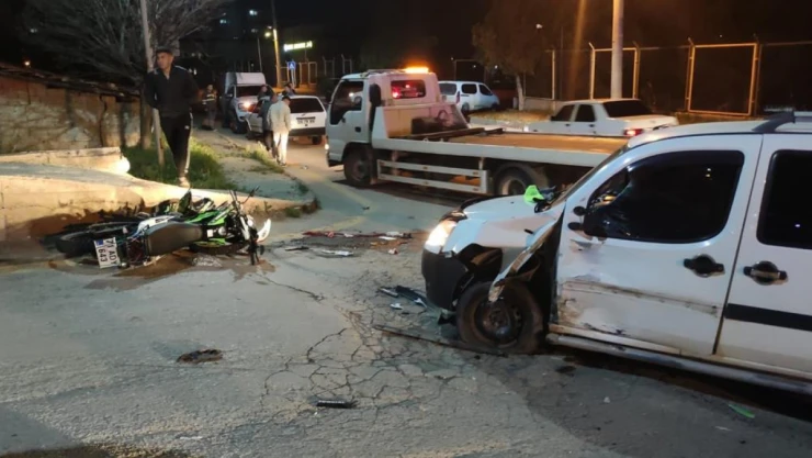 Hafif Ticari Araç İle Motosiklet Çarpıştı: 1 Ölü