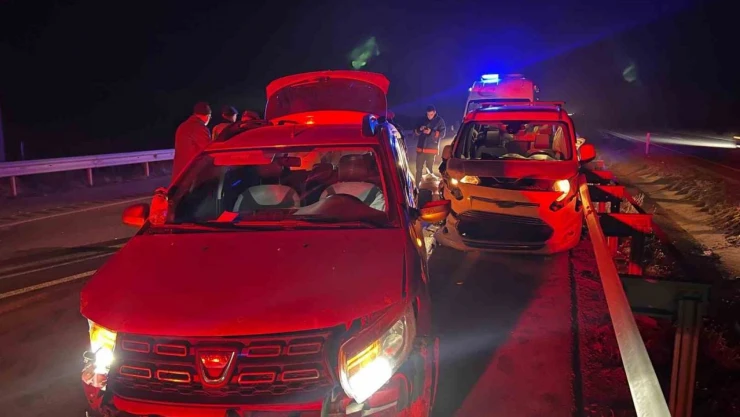 Hafif Ticari Araç İle Otomobil Çarpıştı: 6 Yaralı