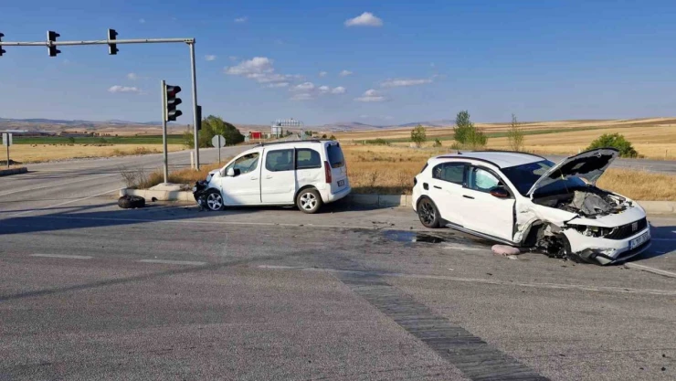 Hafif Ticari Araç İle Otomobil Çarpıştı: 10 Kişi Yaralandı