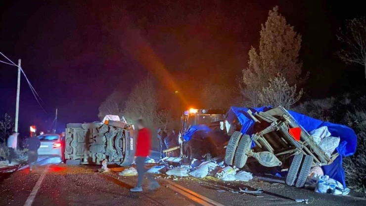 Hafif Ticari Araç İle Traktör Çarpıştı