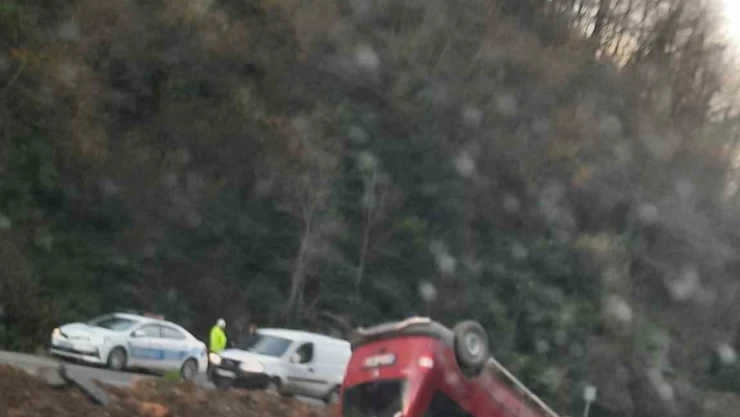 Hafif Ticari Araç Takla Attı: 2 Yaralı