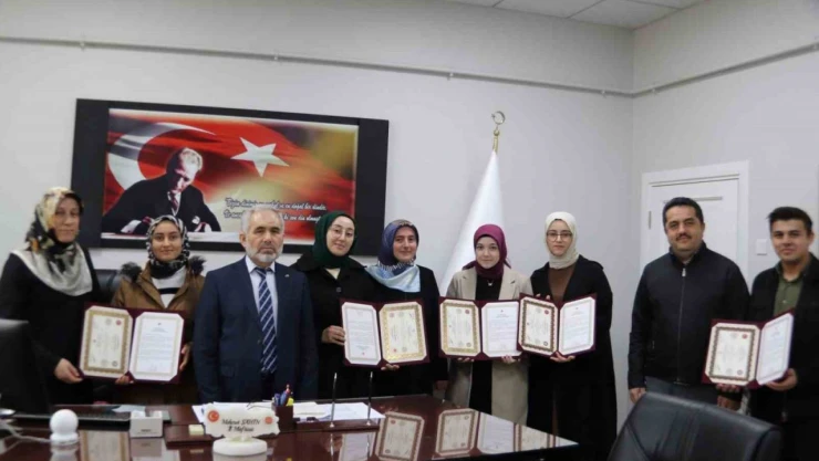 Hafızlık Sınavını Başarıyla Tamamlayan Öğrencilere Belgeleri Verildi