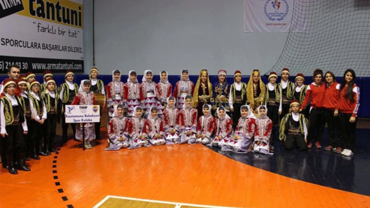 Halk Oyunları gönülleri mest etti