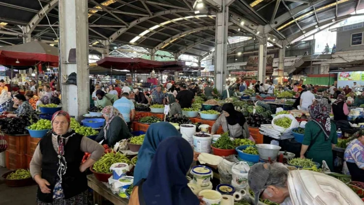 Halk Pazarına Yoğun İlgi