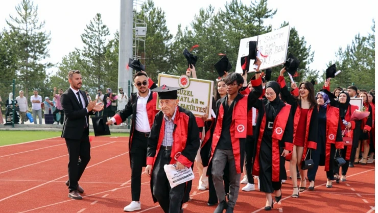 Hamdi Amca 82 yaşında üniversite mezunu oldu