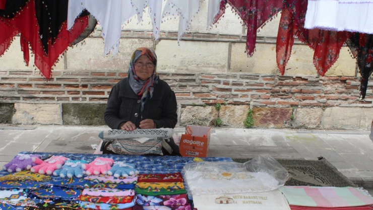 Hanımelleri el emekleri ile süsleniyor