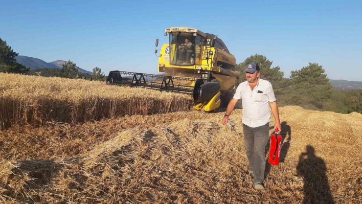 Hasat Esnasında Tam Teçhizat Bekliyorlar