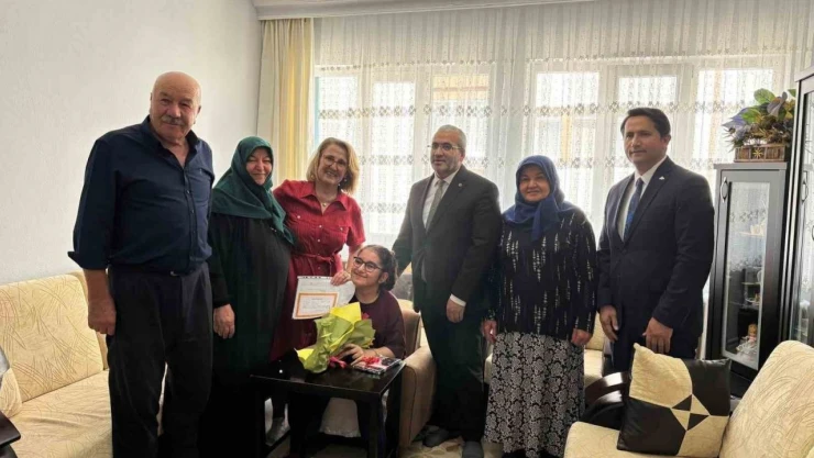 Hastalığı Sebebiyle Evde Eğitimle Mezun Oldu