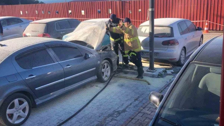 Hastane Bahçesinde Park Halindeki Otomobil Alev Aldı