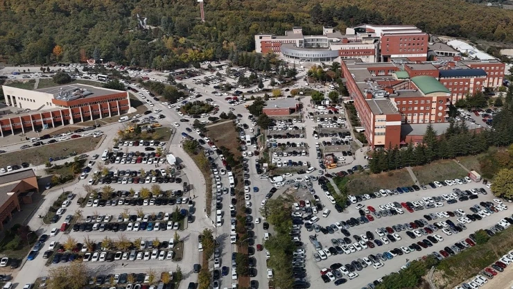 Gelişigüzel Park Eden Araçlar Ulaşımı Aksatıyor