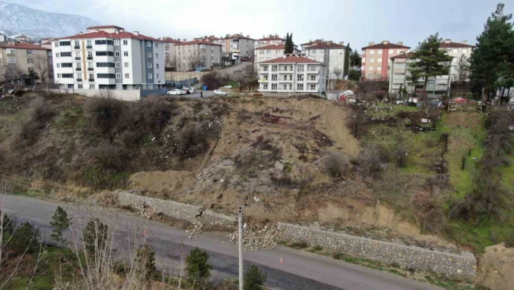 Heyelan İçin Çekilen İstinat Duvarı Çöktü