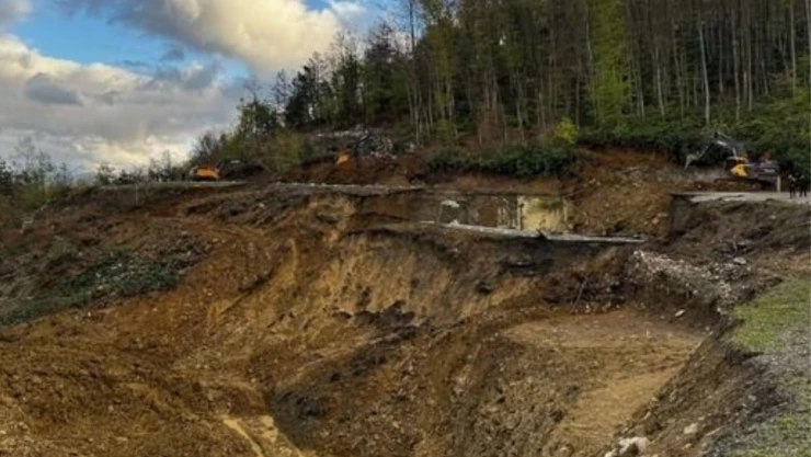 Heyelan Nedeniyle Kapatılan Yol Ulaşıma Açıldı