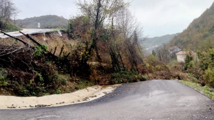 Heyelan Yolu Ulaşıma Kapattı