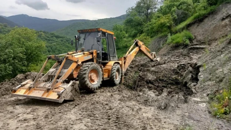 Heyelanın zarar verdiği köy yolları açıldı