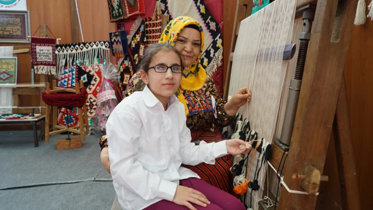 'Hissederek kilim dokuyorum'