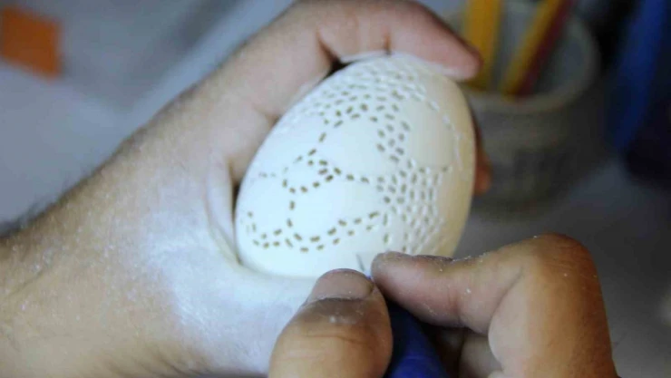 Yumurtanın Kabuğuna Sanat Nakşediyor