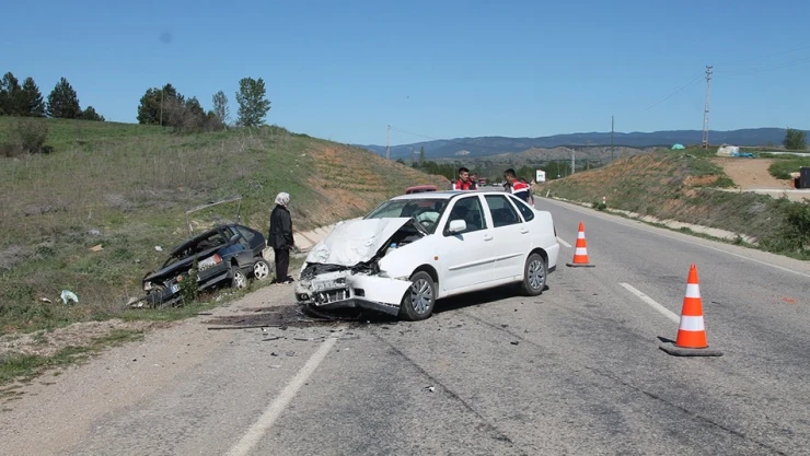 Hurdaya dönen araçtan yaralı olarak kurtuldu