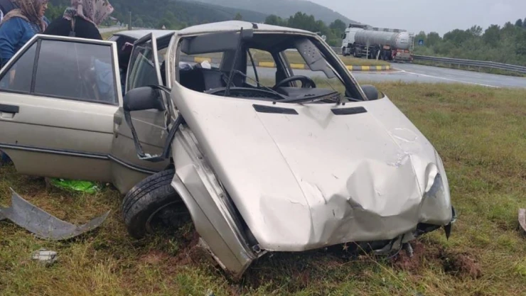 Hurdaya dönen otomobildeki 5 kişi yaralandı