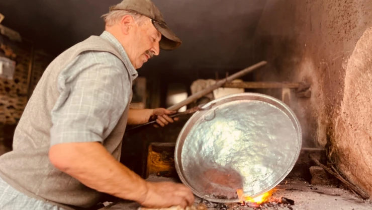 Hüseyin Usta Tezgahın Başında Mesleğin Son Ustalığını Sergiliyor