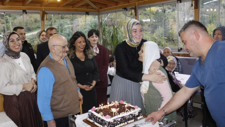 Huzurevinde Doğum Günü Sürprizi