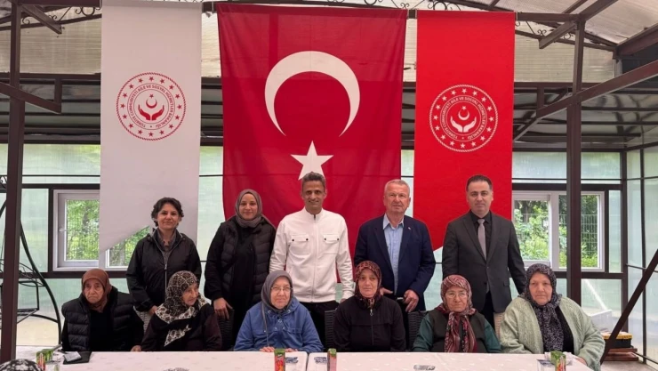 Huzurevinde Renkli Anneler Günü Etkinliği