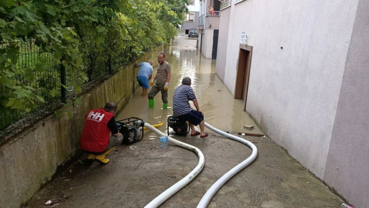 İHH, Cide'de yaraları sarıyor