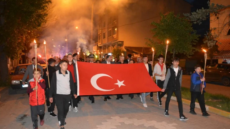 İhsangazi'de 19 Mayıs Coşkusu: Fener Alayı Yoğun Katılımla Gerçekleştirildi