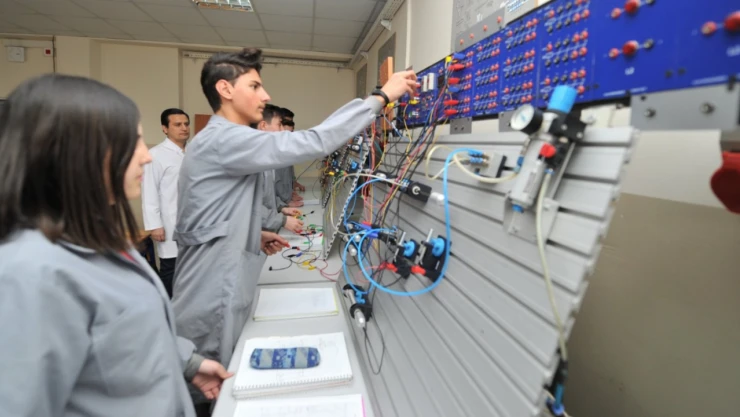 İhtisaslaşmış Meslek Liseleri Yaygınlaştırılacak