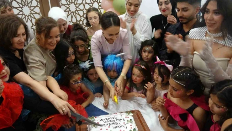 Özel Kostümlerle Doğum Günlerini Kutladılar