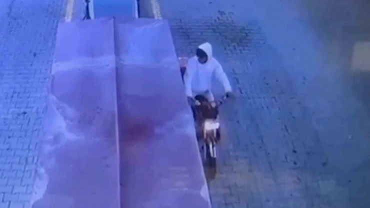 Motosiklet Çalan Şüpheliler 52 Saatlik Güvenlik Kamerası Görüntüsüyle Yakalandı