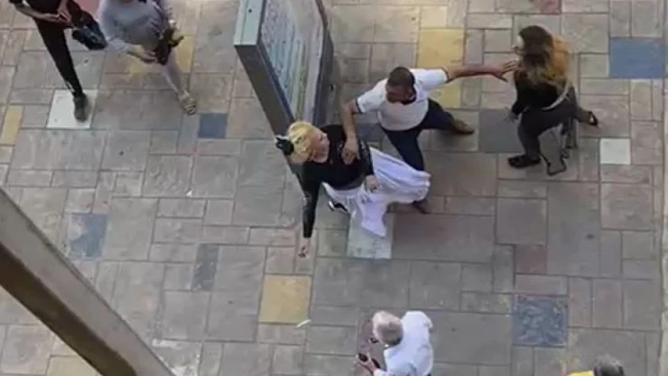 İki kadın cadde ortasında kavga etti