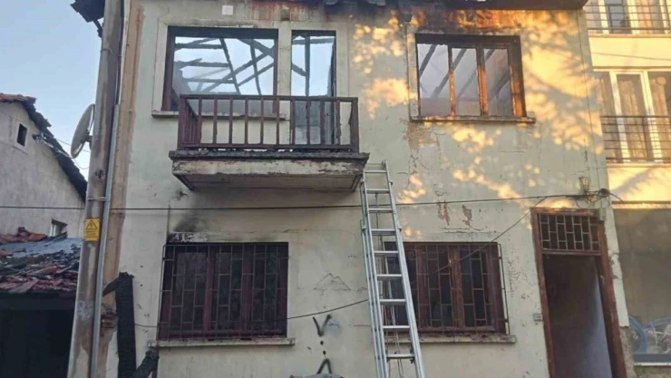 İki Katlı Ahşap Ev Alev Alev Yandı