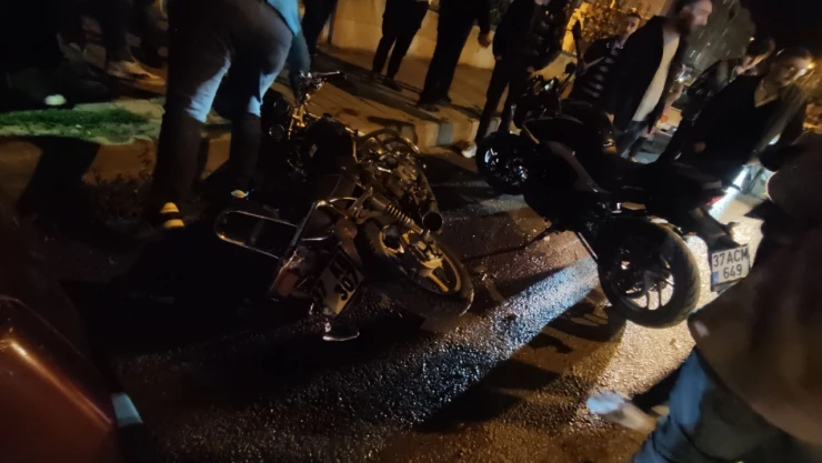 İki motosiklet çarpıştı: 2 kişi yaralandı