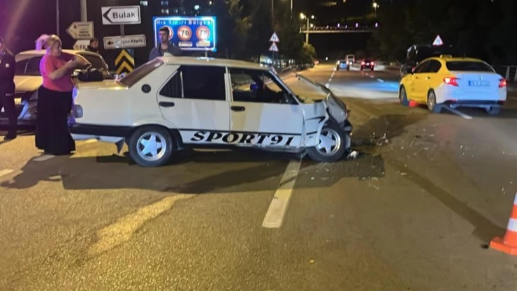 İki Otomobil Çarpıştı: 4 Yaralı