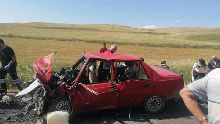 İki otomobilin çarpıştığı kazada 1 kişi öldü, 2 kişi yaralandı