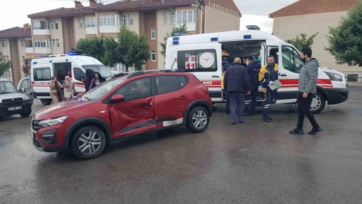 İki Otomobilin Çarpıştığı Kazada 3 Kişi Yaralandı