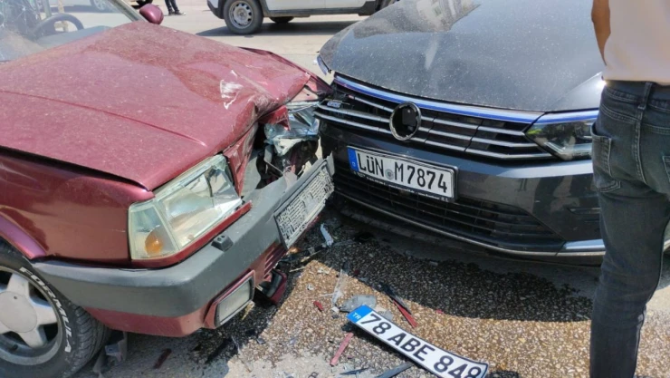 İki Otomobil Çarpıştı: 3 Yaralı