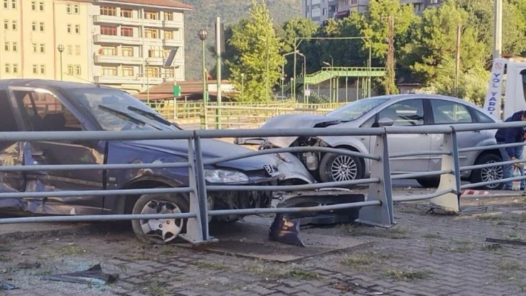 İki Otomobilin Çarpıştığı Kazada 4 Kişi Yaralandı