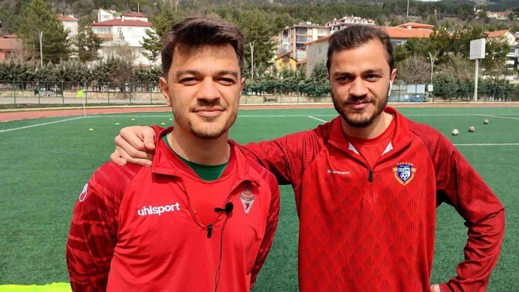 İkiz Kardeşler Birbirine Rakip Oldu