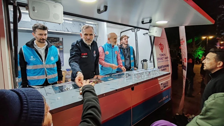 İkramlar Kadir Gecesi'nde de Devam Etti