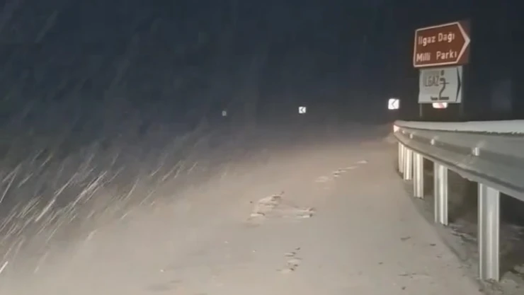 Ilgaz Dağı'nda Yoğun Kar Yağışı Etkili Oluyor