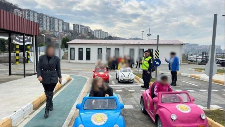 İlkokul Öğrencilerine Trafik Kurallarını Uygulamalı Eğitimle Anlattılar