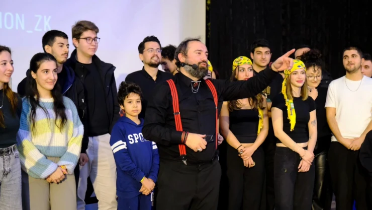 İnteraktif Komedi Oyunu: Toplantı Sahnelendi