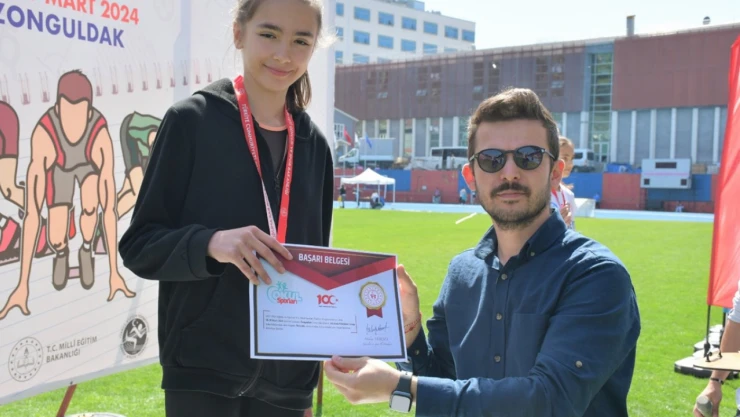 İpek Doğan Yüksek Atlamada Bölge İkincisi Oldu