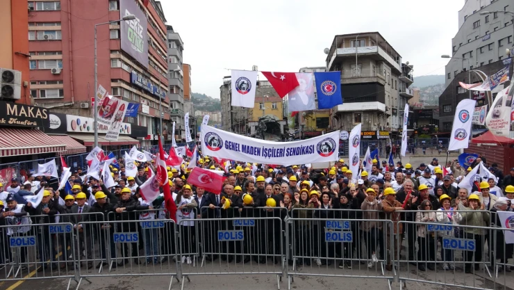 İşçiler 1 Mayıs Kortejini Demir Kaynağı Yaparken İzledi