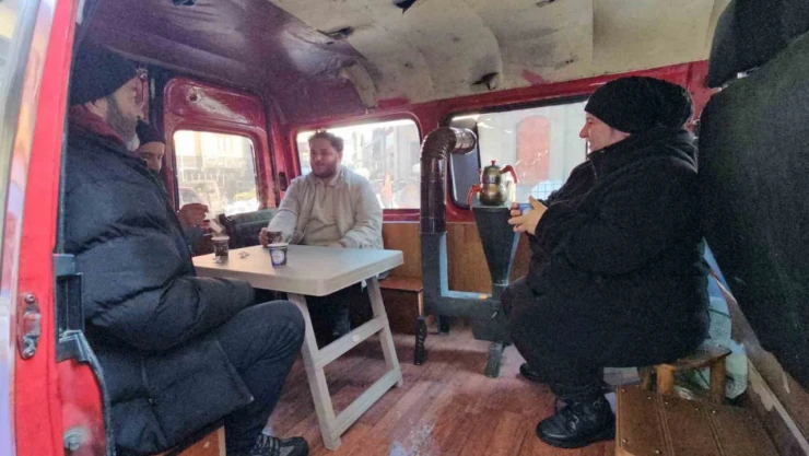 Minibüse Kurdukları Soba İlgi Odağı Oldu