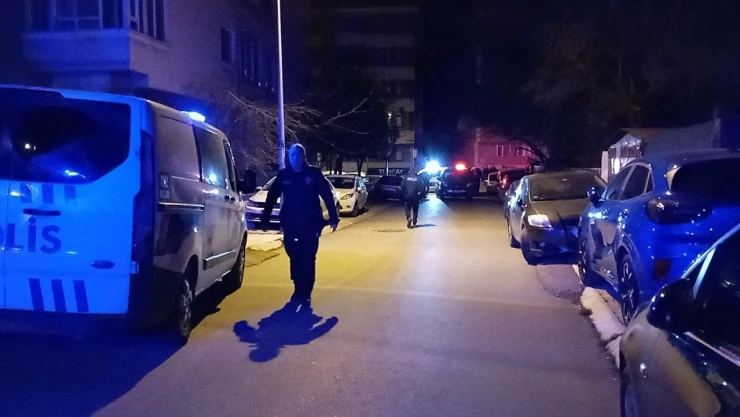 İstedikleri Parayı Alamayınca İki Kişiyi Bıçakladılar